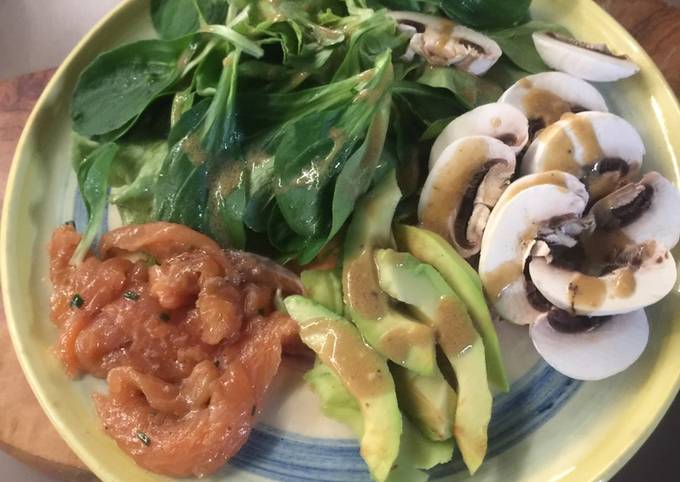 Salade saumon en carpaccio et avocat