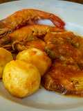 Tintorera en salsa con langostinos