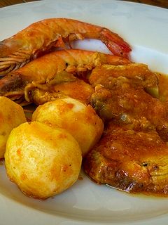 Una foto de Tintorera en salsa con langostinos
