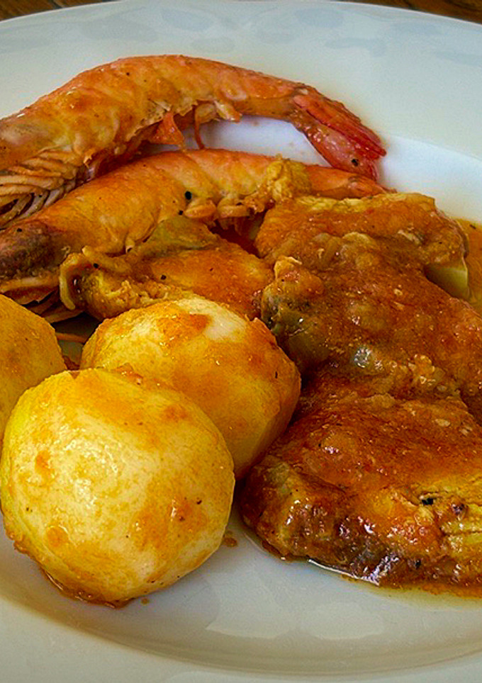 Una foto de Tintorera en salsa con langostinos