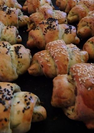 Medvehagymás kiflik szarvasgomba krémmel töltve recept fotója