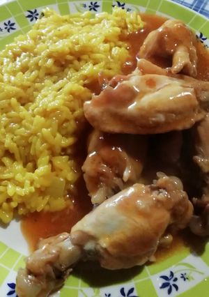 Una foto de Alitas en barbacoa rápida con arroz curcumado