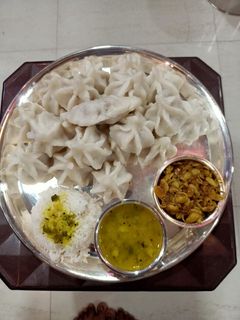 उकडीचे मोदक (Ukadiche Modak Recipe In Marathi) रेसिपी चे मुख्य फोटो