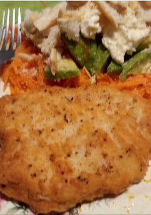 Una foto de Pollo crocante más ensalada