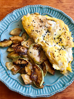 Una foto de Huevos y zapallo italiano al desayuno