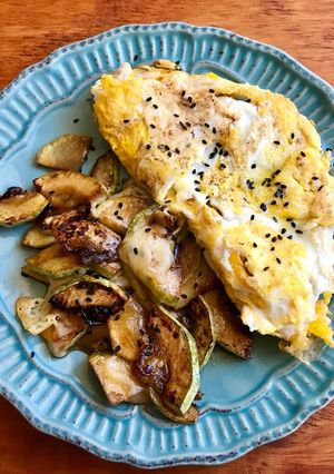 Una foto de Huevos y zapallo italiano al desayuno