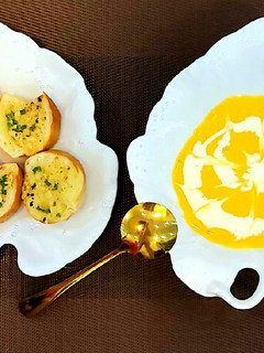 A picture of Súp bí ngô kem tươi và bánh mì nướng bơ tỏi.