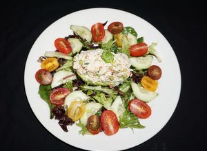 Una foto de Palta rellena con ensalada de atún
