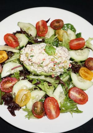 Una foto de Palta rellena con ensalada de atún