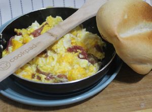 Una foto de Huevos con salame