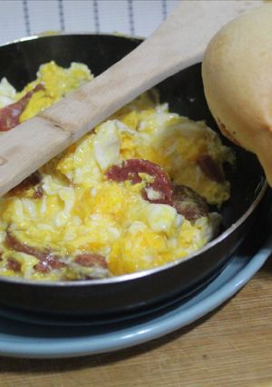 Una foto de Huevos con salame