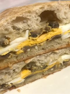 Una foto de Bocadillo caliente de huevo y champiñones