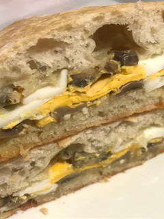 Una foto de Bocadillo caliente de huevo y champiñones