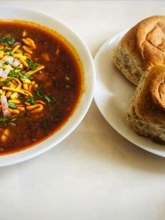 मिसल पाव(Misal pav recipe in Hindi) रेसिपी मुख्य फोटो