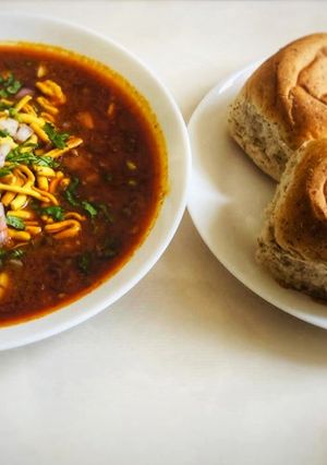 मिसल पाव(Misal pav recipe in Hindi) रेसिपी मुख्य फोटो