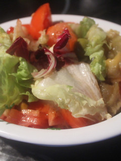 Una foto de Ensalada de tomate, lechuga, pimientos asados y aceitunas caseras