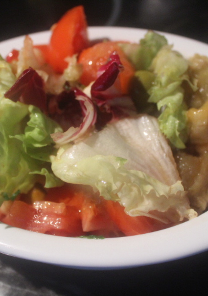 Una foto de Ensalada de tomate, lechuga, pimientos asados y aceitunas caseras