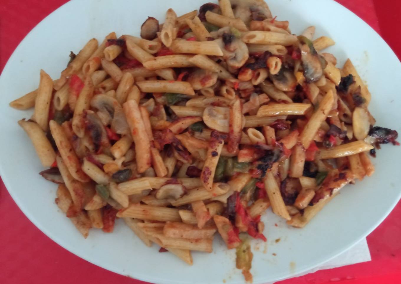 Salteado de macarrones, verdura y pollo