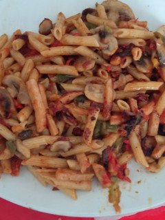 Una foto de Salteado de macarrones, verdura y pollo