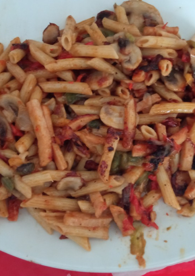 Una foto de Salteado de macarrones, verdura y pollo