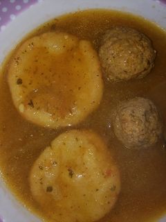 Una foto de Sopa de Albóndigas y capirotadas de queso