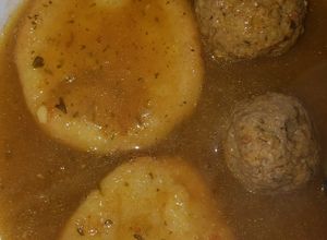 Una foto de Sopa de Albóndigas y capirotadas de queso