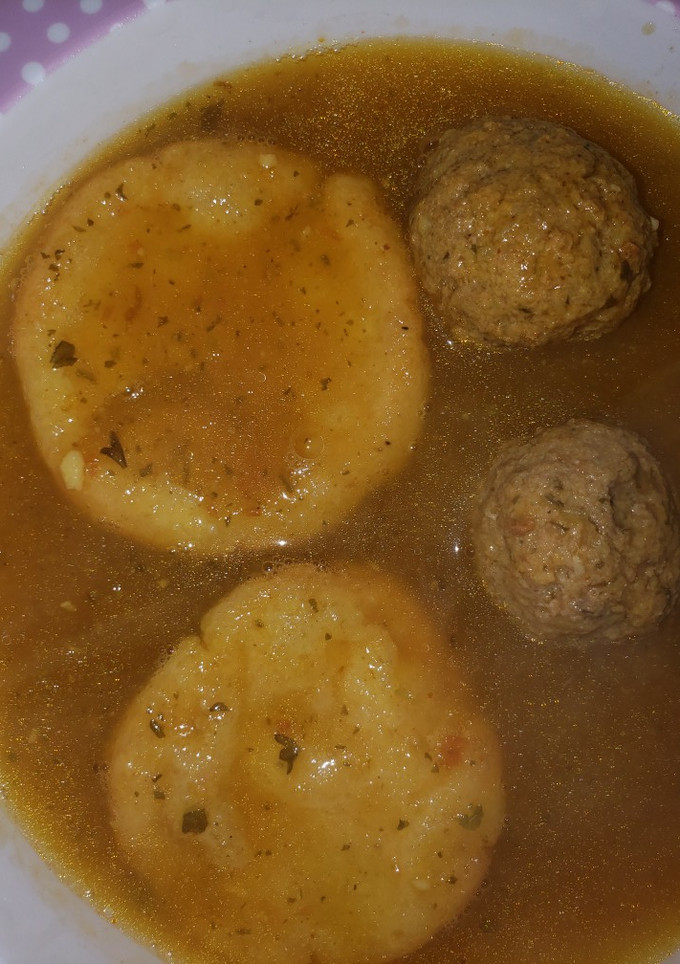 Una foto de Sopa de Albóndigas y capirotadas de queso