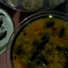 A picture of Sambar, Idli with mint coconut sauce.