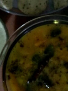 A picture of Sambar, Idli with mint coconut sauce.
