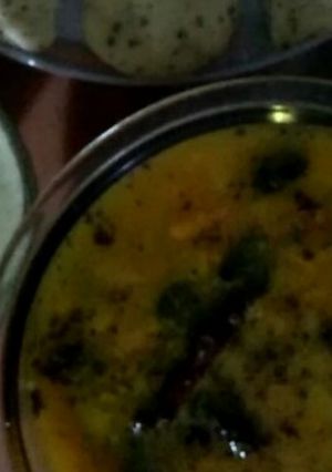 A picture of Sambar, Idli with mint coconut sauce.