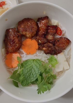 A picture of Bún chả.