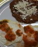 Huevos estrellados con frijoles y salsa de molcajete