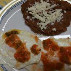 Foto principal de Huevos estrellados con frijoles y salsa de molcajete