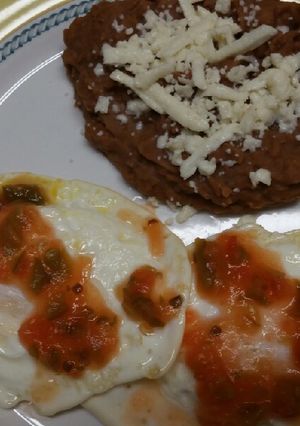 Una foto de Huevos estrellados con frijoles y salsa de molcajete