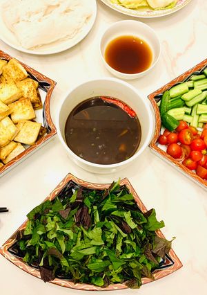 Hình của món Bún đậu hũ xì dầu với rau thơm chay.