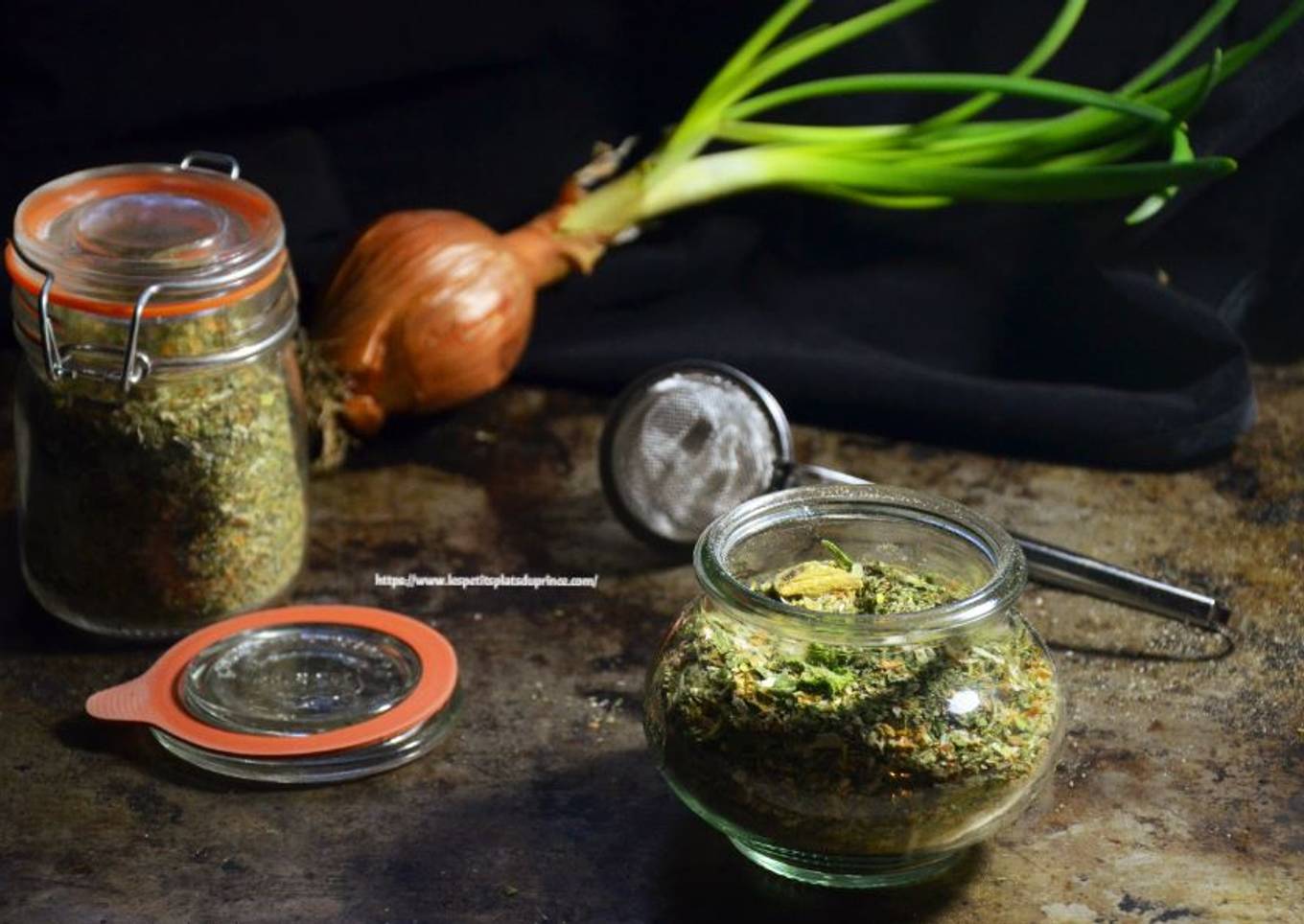 Préparer son bouillon de légumes en poudre avec des épluchures