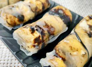 Foto principal de Rollitos de arroz con berenjena y queso de cabra con agave