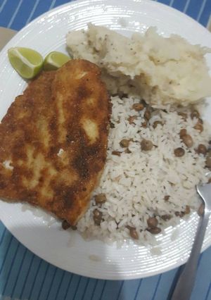 Una foto de Pescado Mero, Arroz de Guandu y Puré de Papas