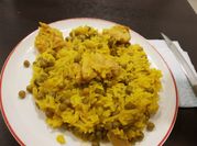 Una foto de arroz con pollo y azafran