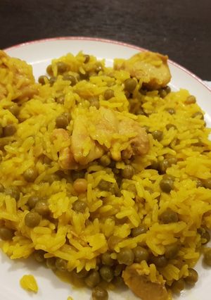 Una foto de Arroz con pollo y azafrán