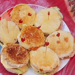 A picture of Mini chicken burgers.