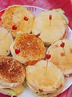 A picture of Mini chicken burgers.