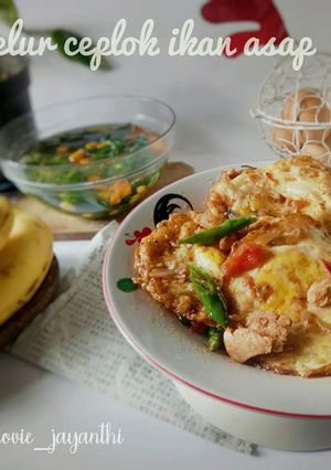 Foto resep Telur ceplok ikan asap saos tiram