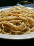 Espaguetis en crema de queso