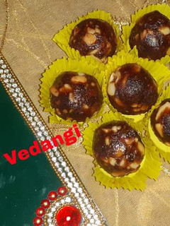 A picture of Dates& Peanut Ladoos.