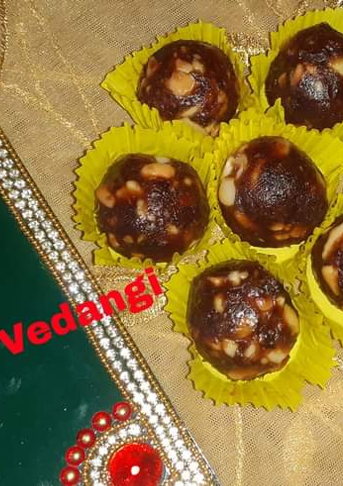 A picture of Dates& Peanut Ladoos.