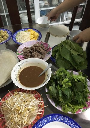 Hình của món Bò xào cuốn rau sống.