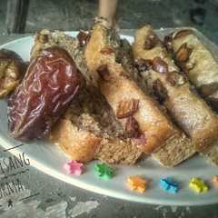 A picture of Bolu Pisang Kurma.