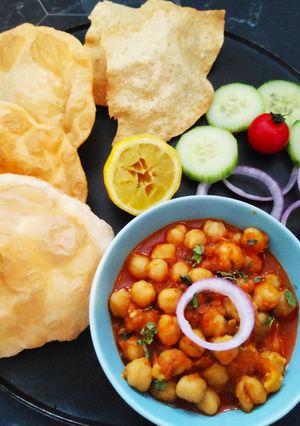 A picture of Chhole Bhature.
