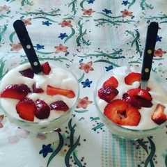 Una foto de Frutillas con leche condensada